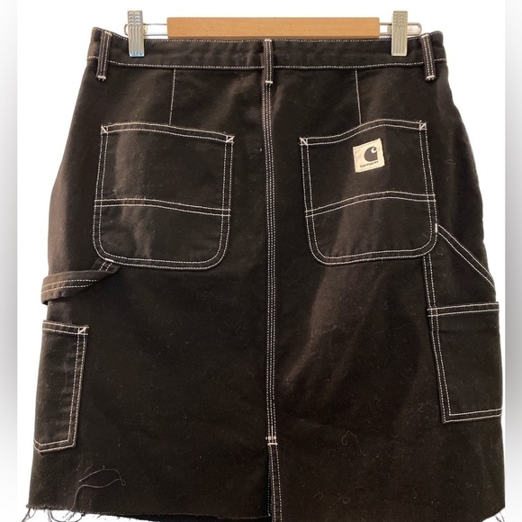 Carhartt black denim skirt, high waist, raw hem. 4 pockets plus 2 on the side. - Picture 2 of 6